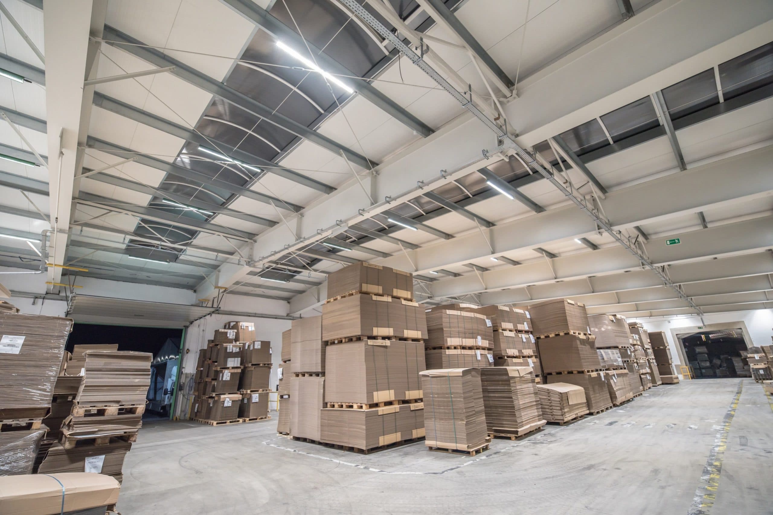 Oświetlenie przemysłowe w hali produkcyjnej firmy Jarpak - Luxon LED