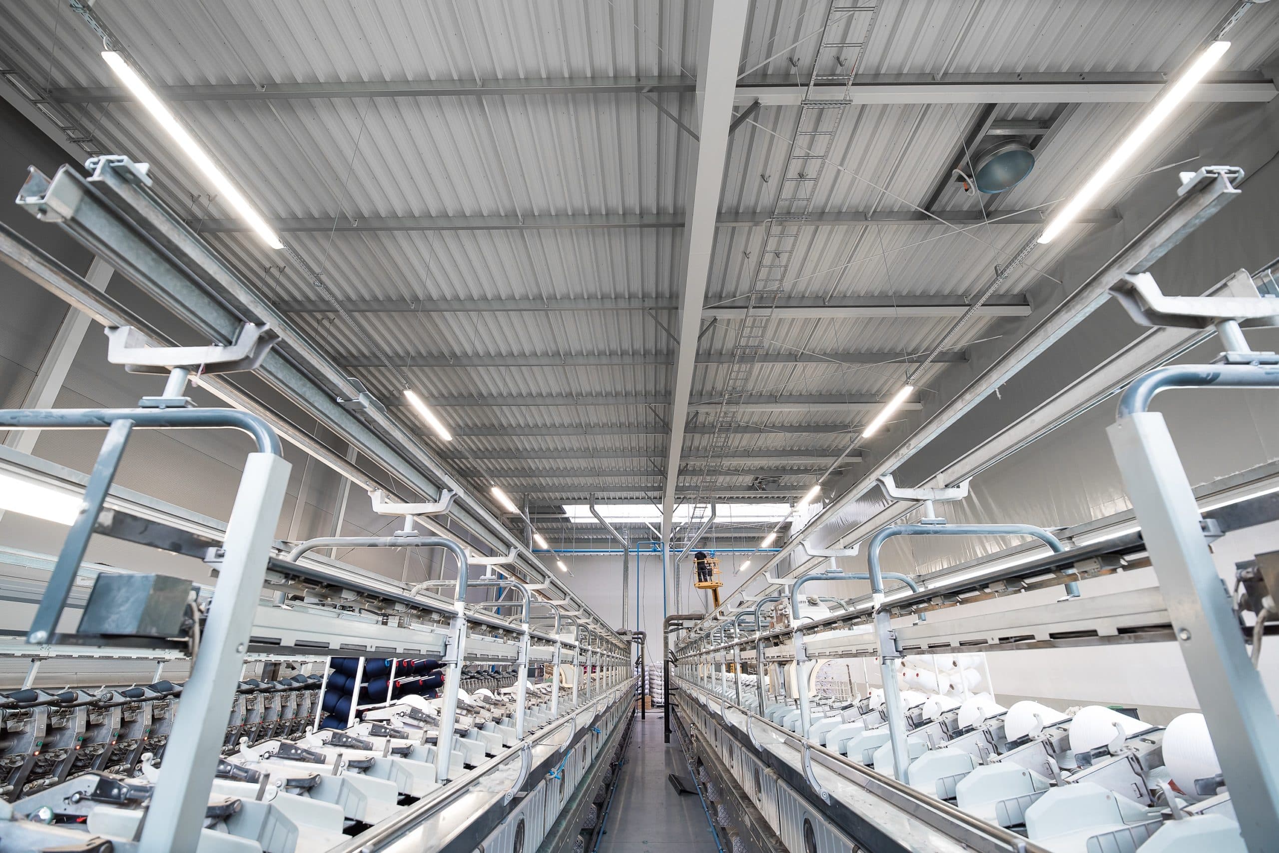 Hala przemysłowa firmy Legs po modernizacji oświetlenia na led - Luxon LED